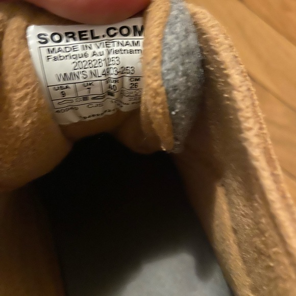 Sorel women’s caribou winter booties- size 9 - Picture 5 of 5